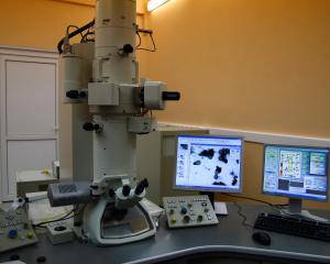  Так выглядит электронный микроскоп, сквозь который можно увидеть клетки и структуру.