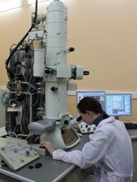 Аспирант  ИХБФМ Алина Евгеньевна Григорьева работает за просвечивающим электронным      микроскопом